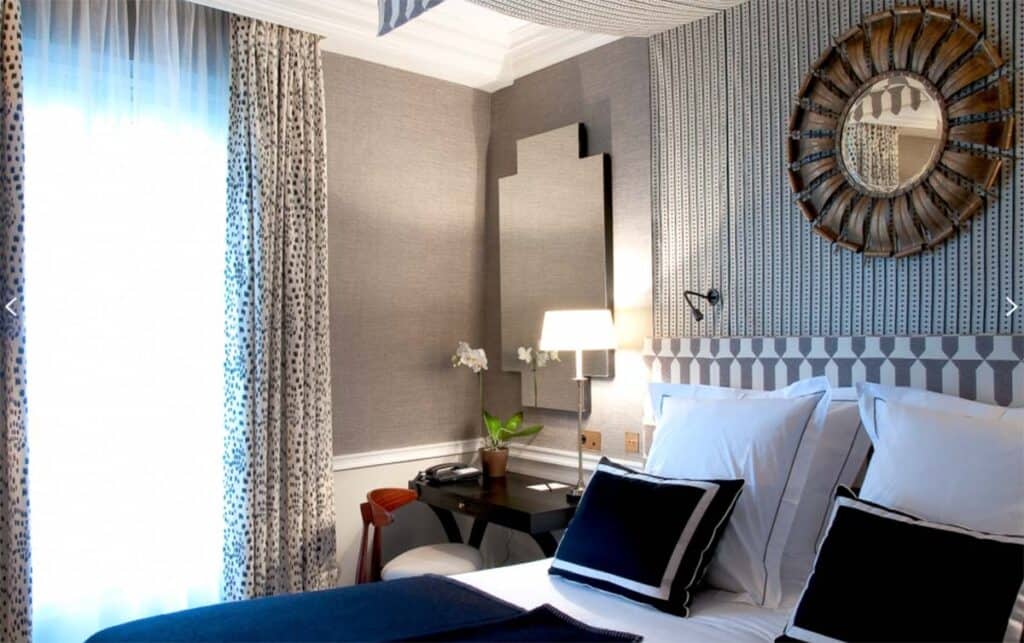 Hotel Recamier King Size Bed Room