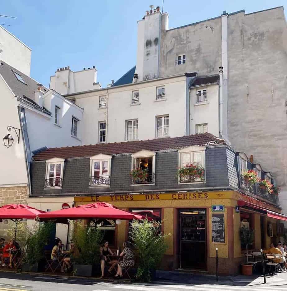 outside picture of le temps des ceries bistro in paris 