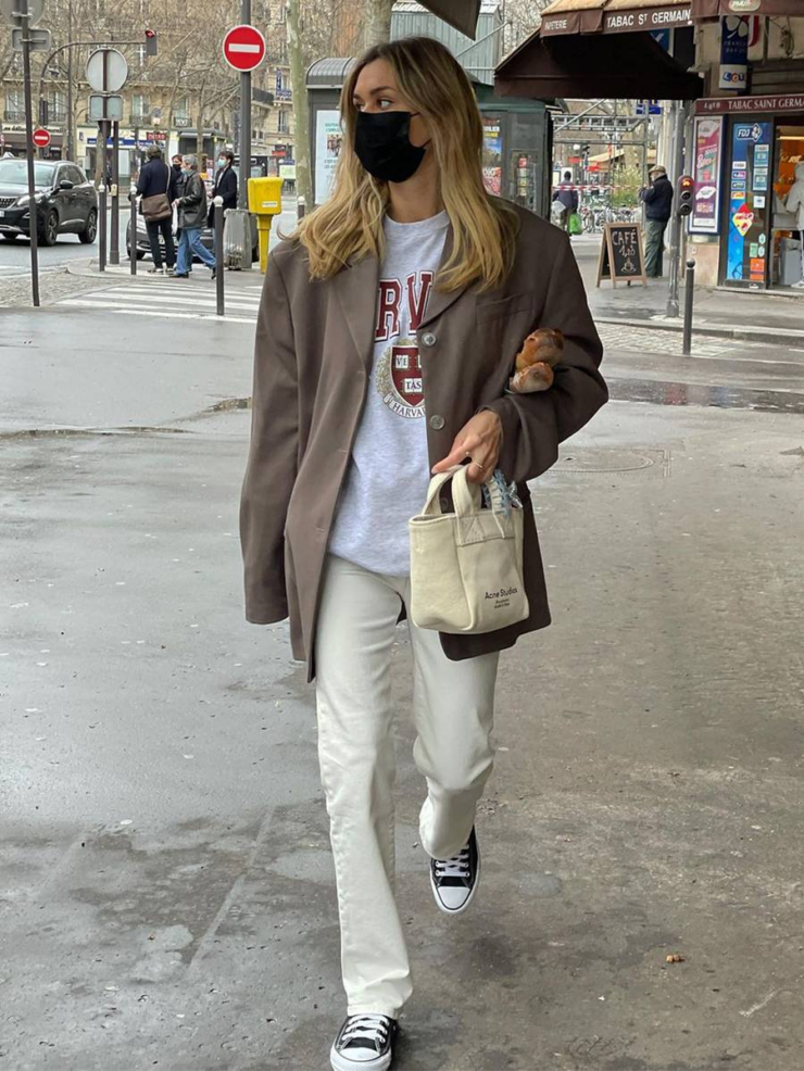 woman wearing blazer with white jeans and sneakers