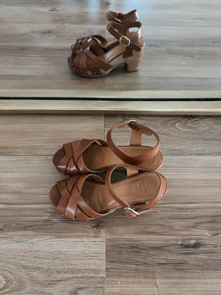 Camel colored clog from Sezane.