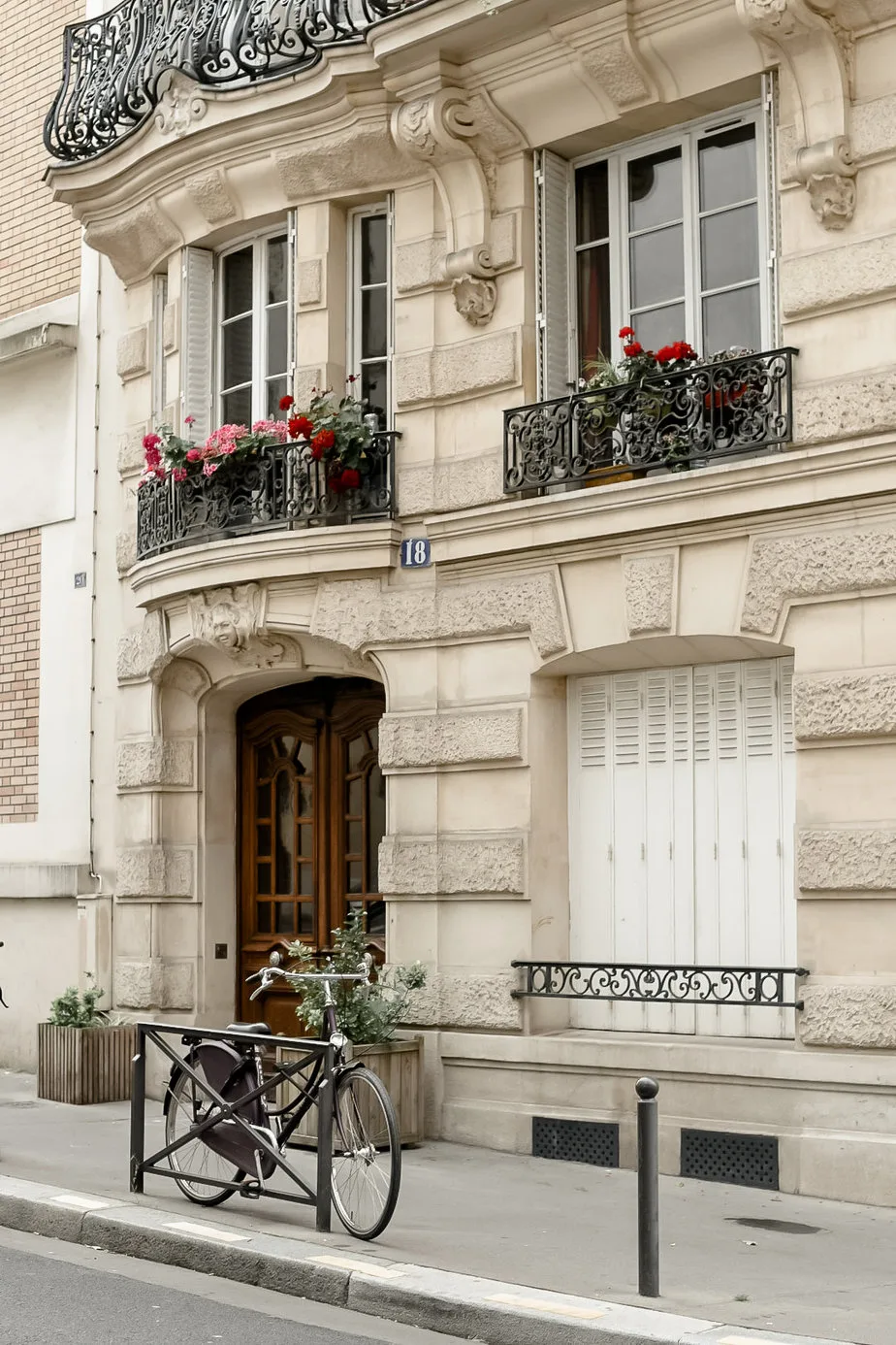 facade and bicycle in Paris
