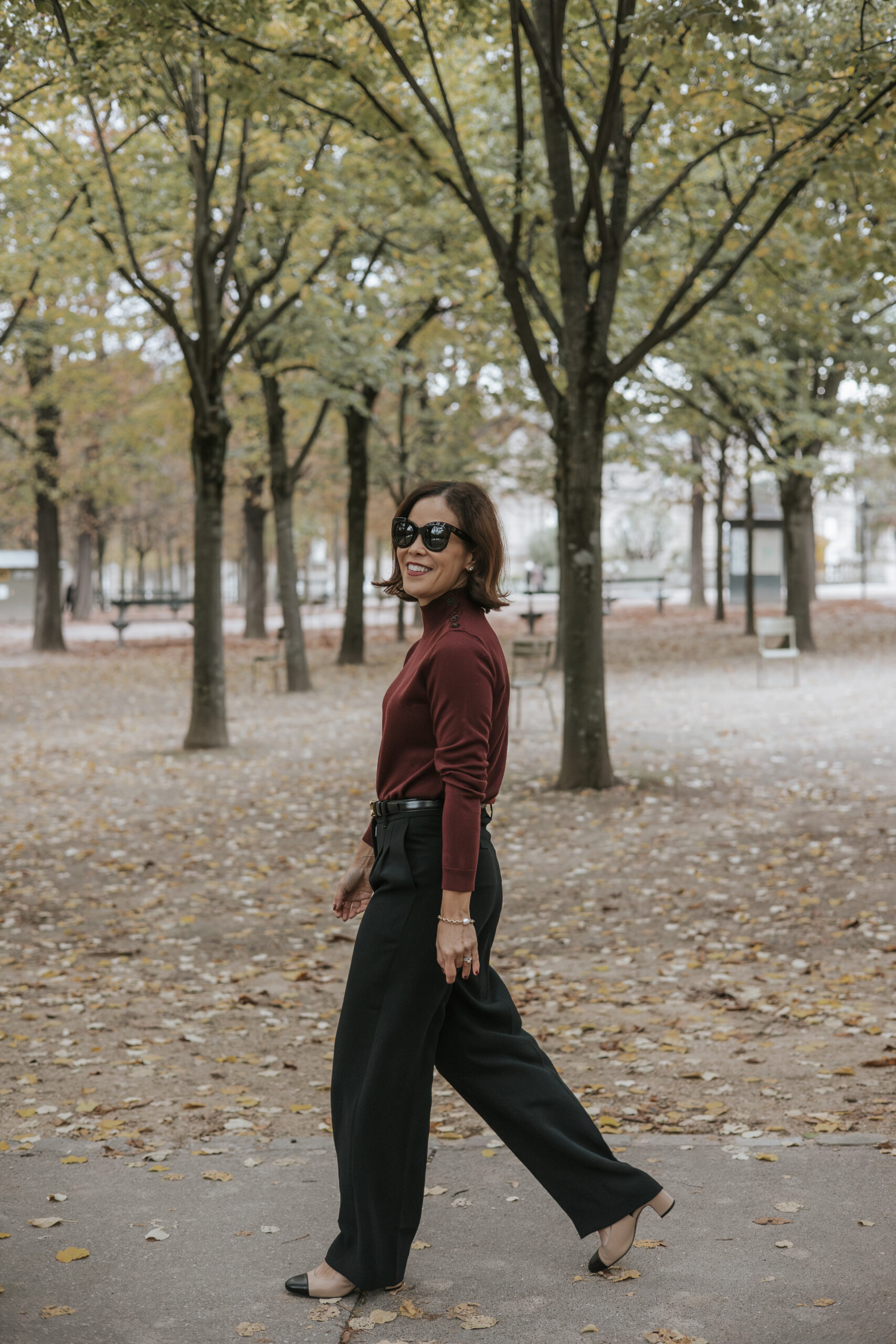 burgundy top and black trousers Woman with burgundy top and black trousers | How To Dress Like A Parisian Woman During Fall