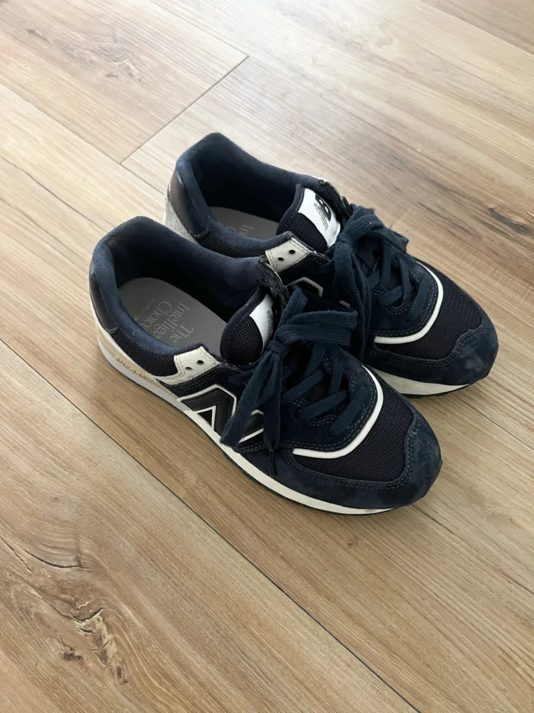Navy new balance sitting on the floor.