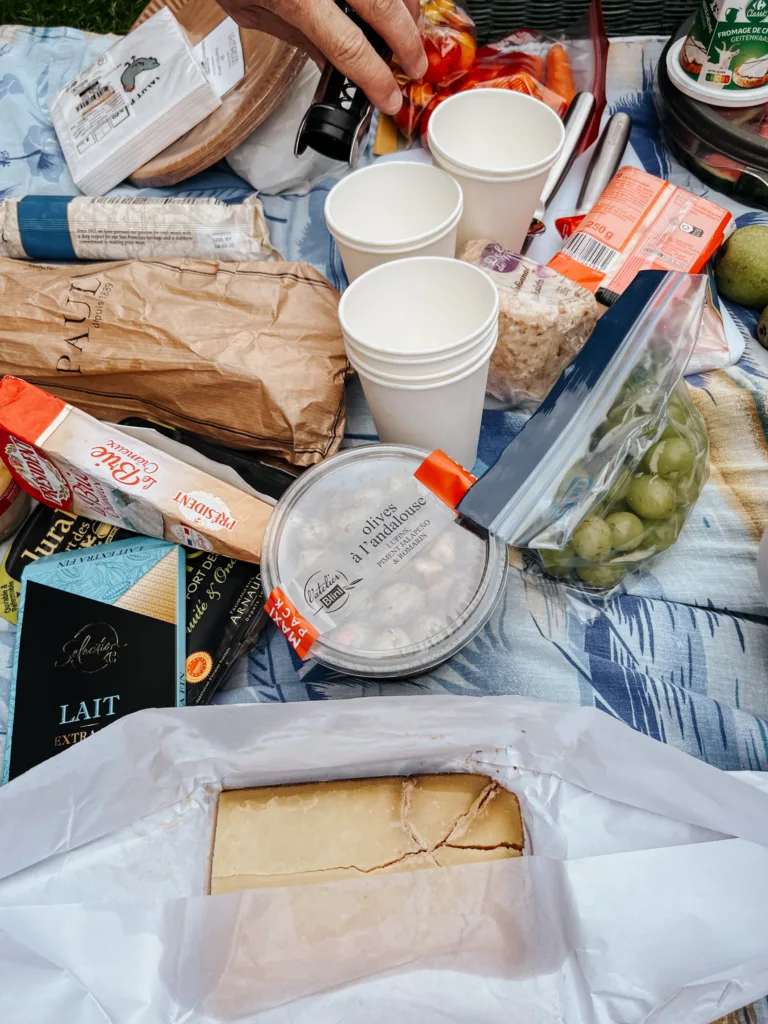 Picnic supplies for a picnic and places in Paris.