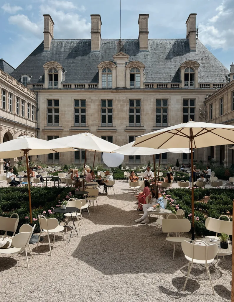 musee carnavelet inside garden Inside garden shot of the musee carnavelet in Paris.