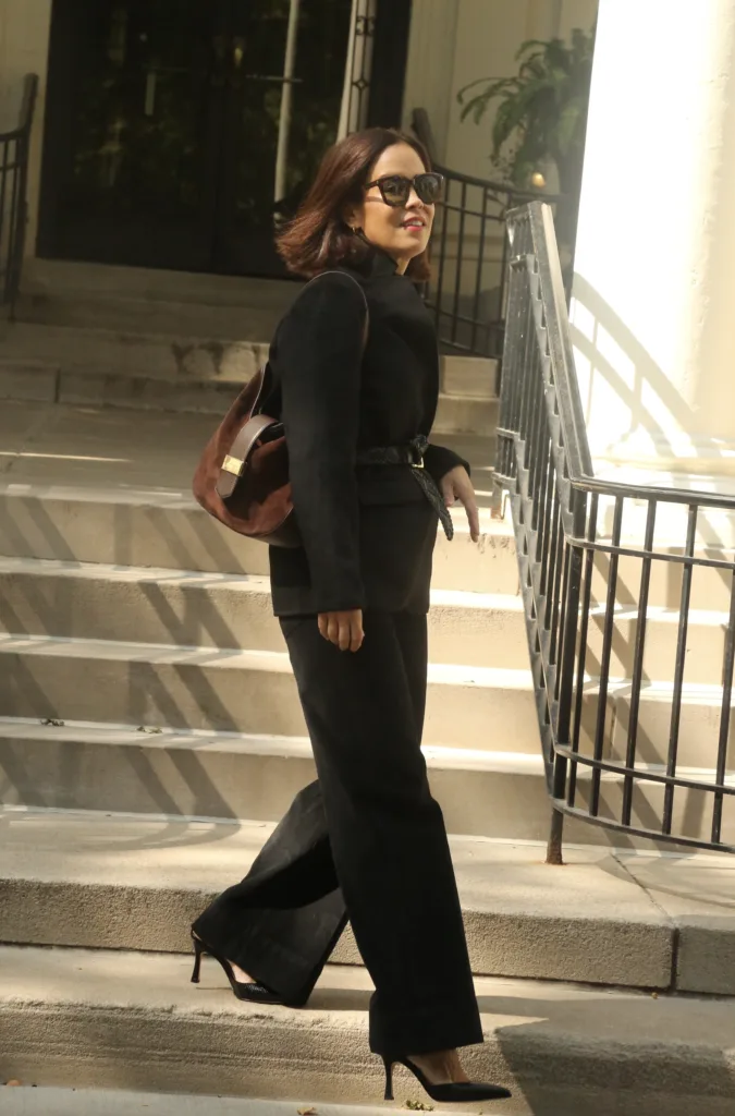 black blazer and black pants outfit Woman wearing black pants, black blazer and pumps | Parisian Inspired Pieces