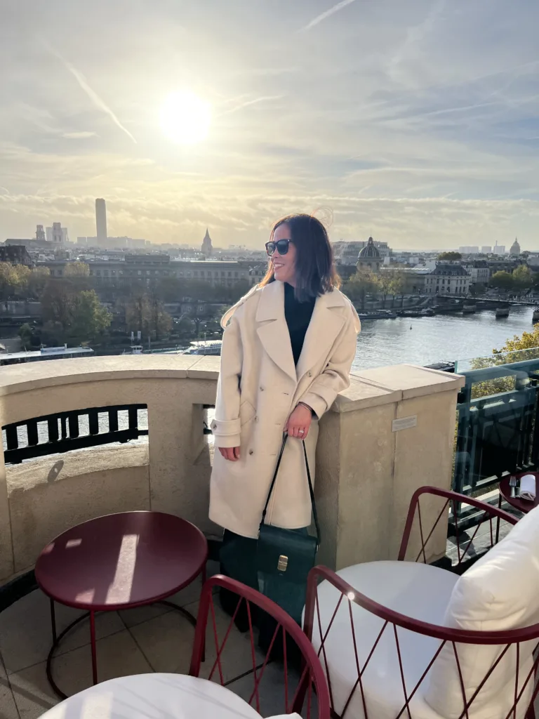 How to dress like a French woman during winter with a classic black handbag to look stylish.