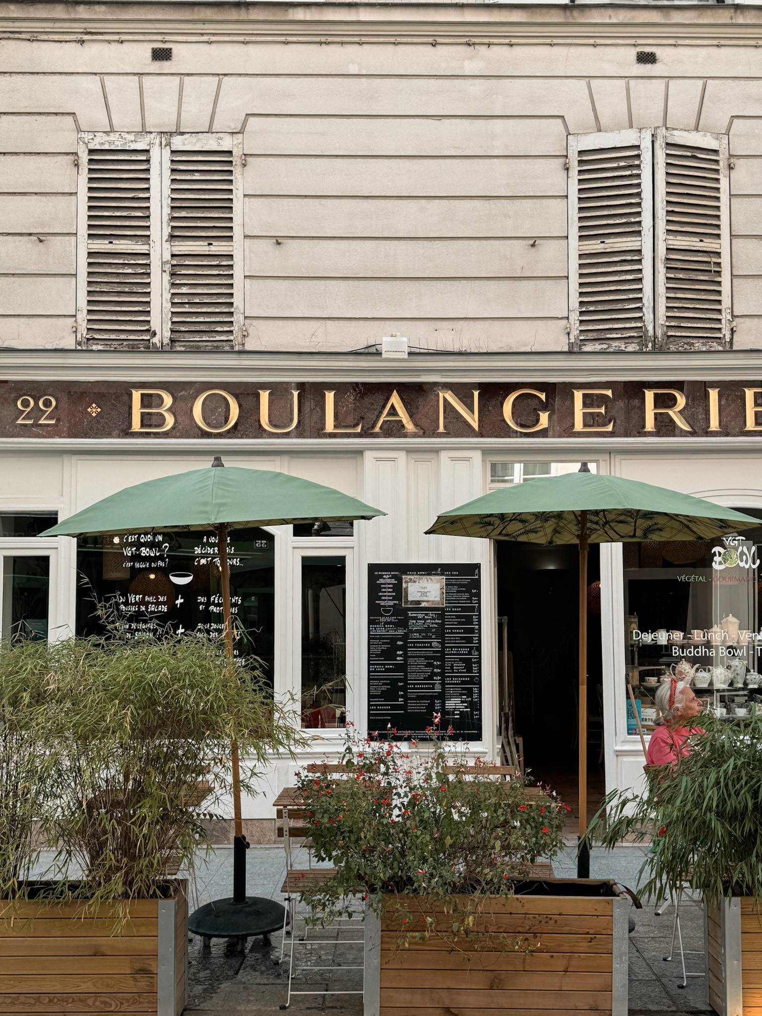 Outside exterior of a boulangerie in Paris.