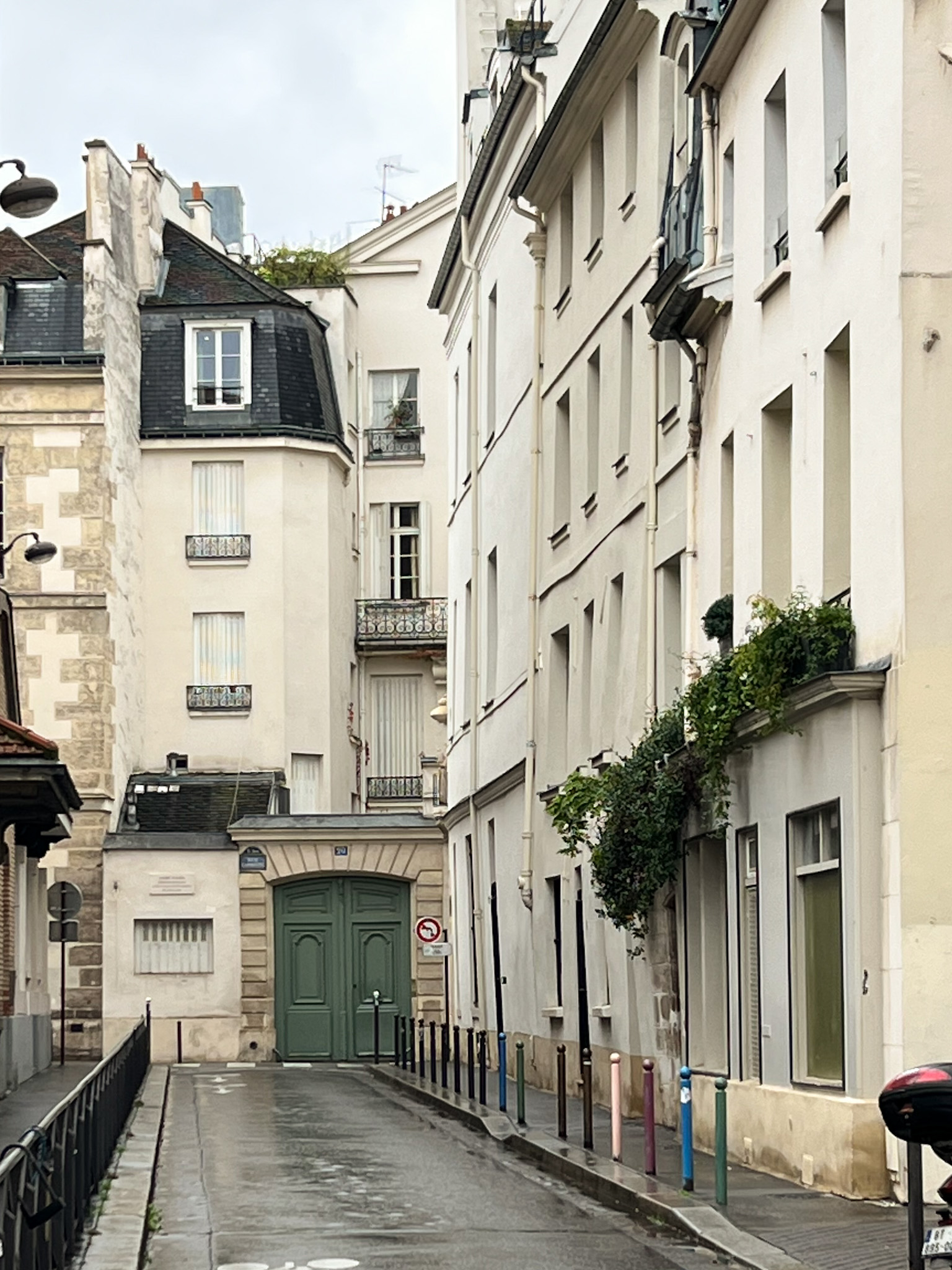 Streets of Paris showing where you can stay.