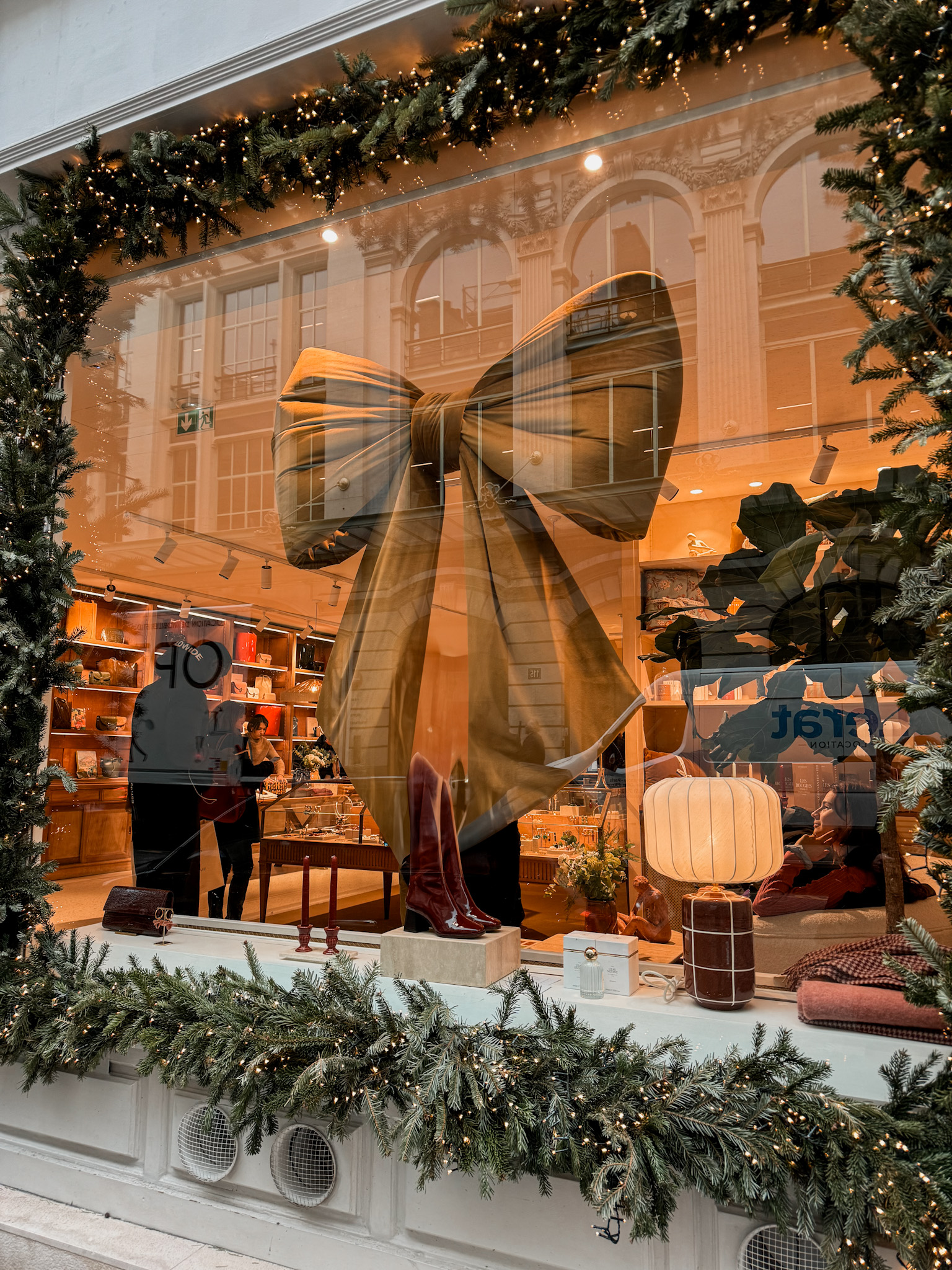 Sezane bow window Gold bow in window at Sezane during Christmas | Sézane Gift Ideas