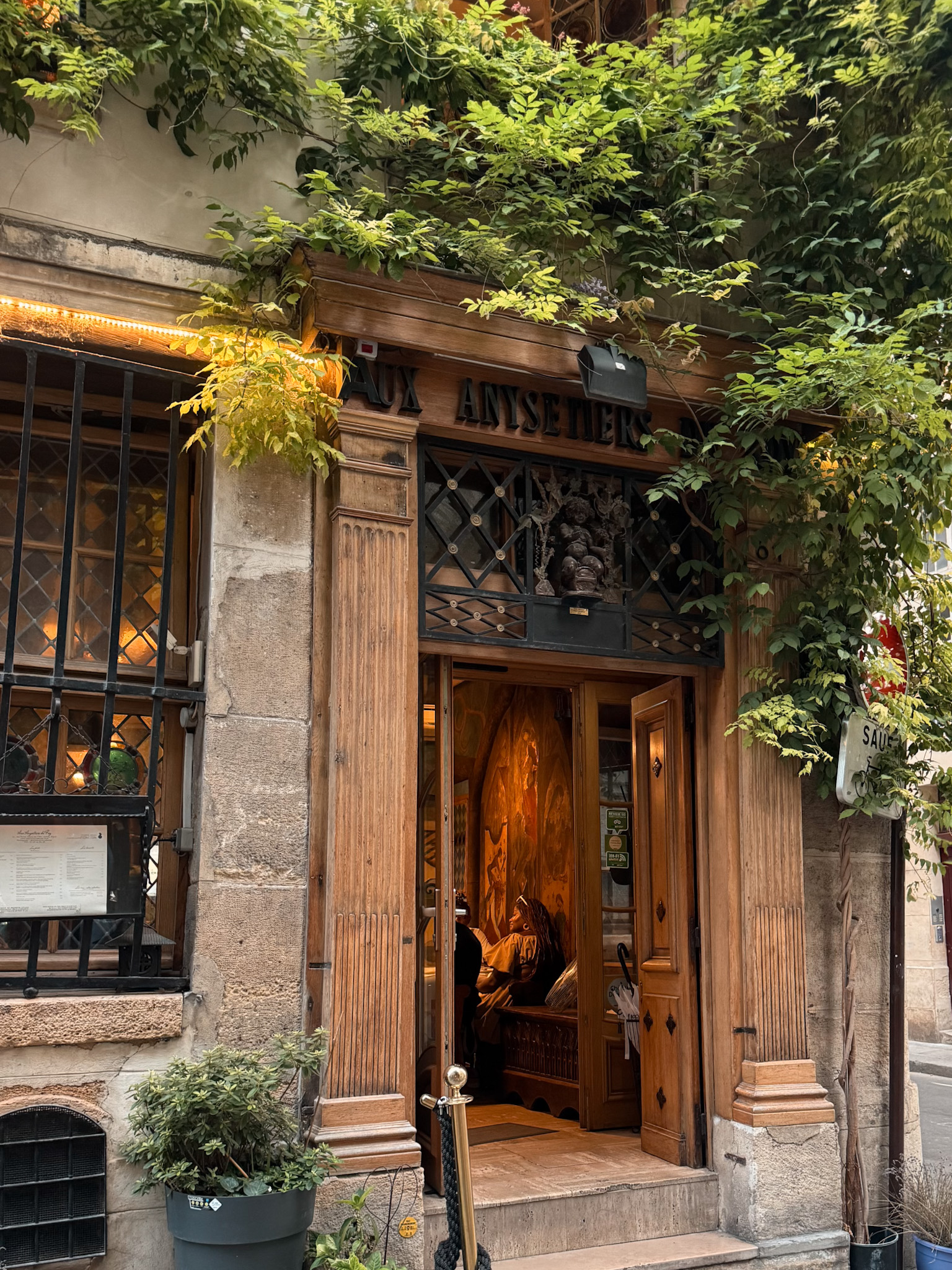 Exterior of a restaurant on ile saint-louis in Paris.
