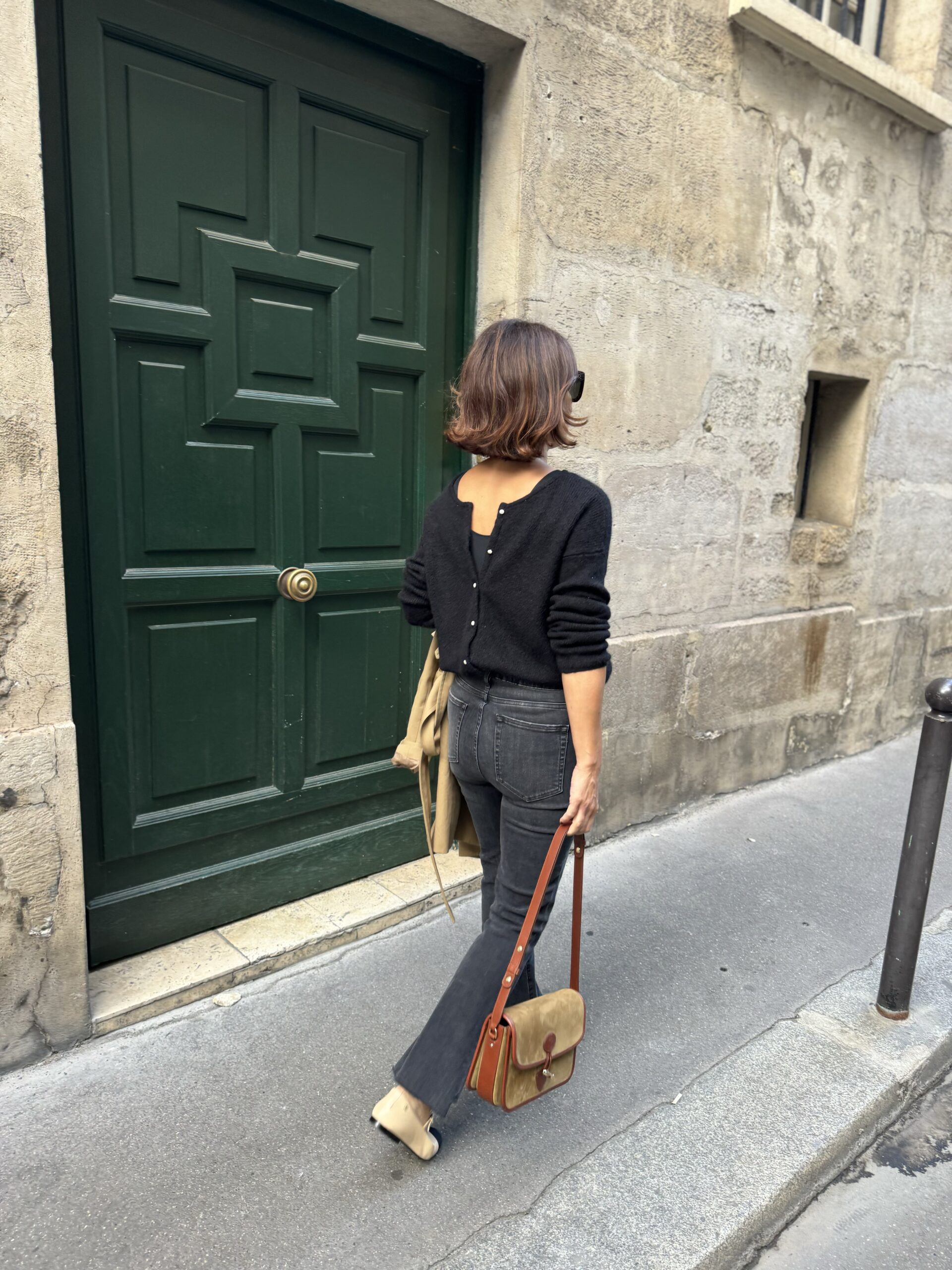 Woman wearing the sezane gaspard sweater.