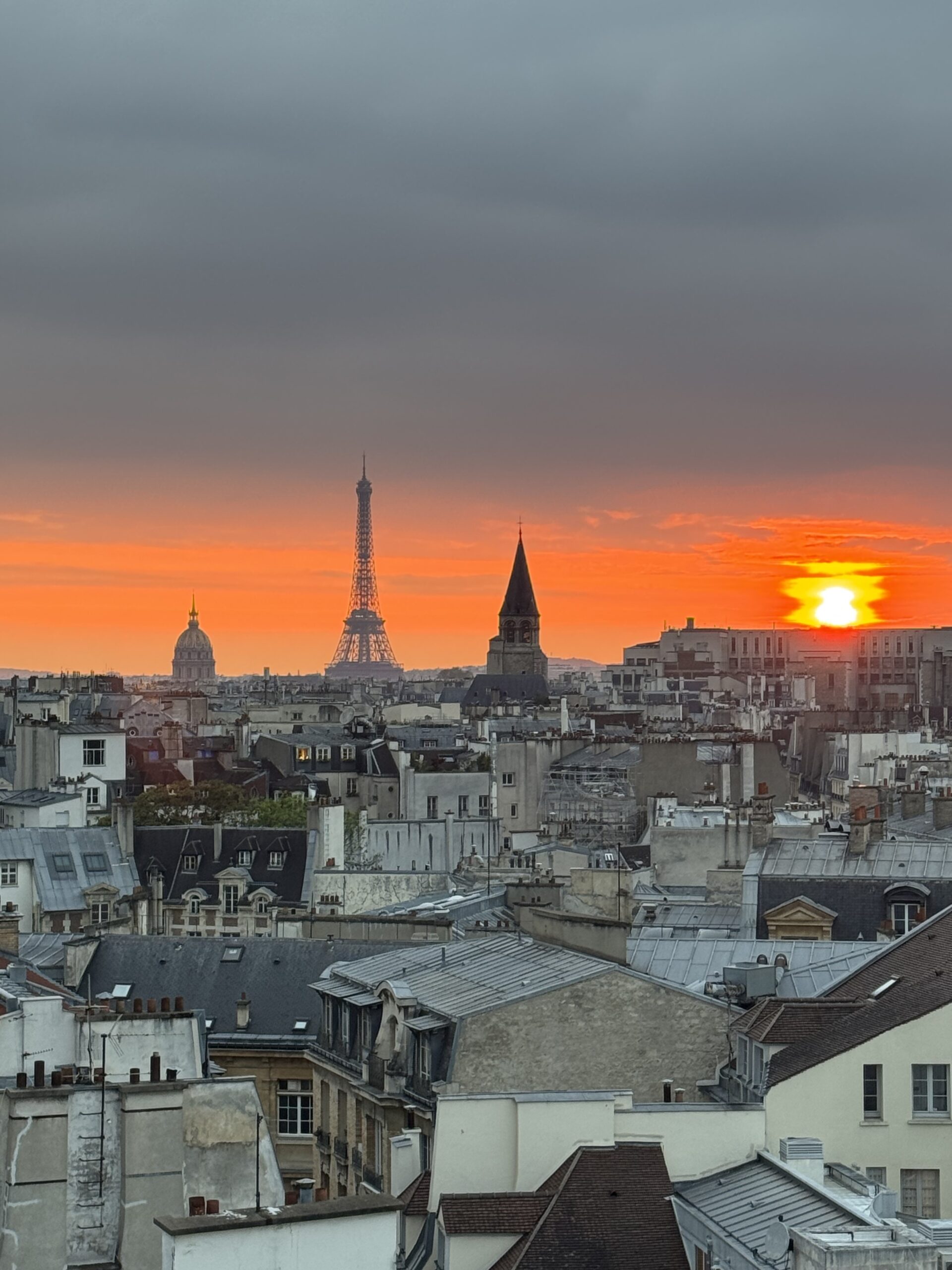 Susnet in Paris with sun and eiffel tower in the background.
