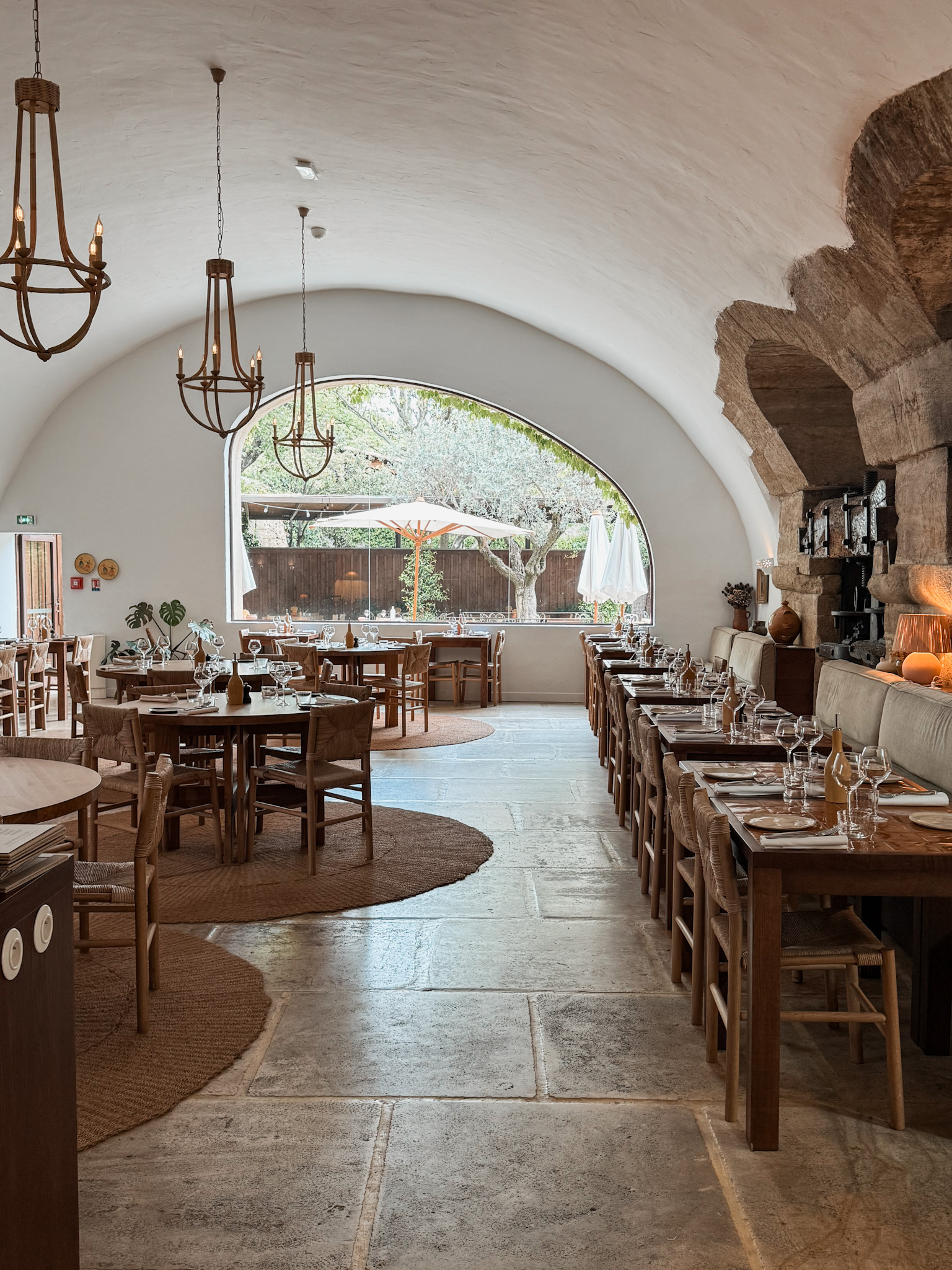 Dining room at Bacheto restaurant in Lourmarin serving seasonal Provençal cuisine